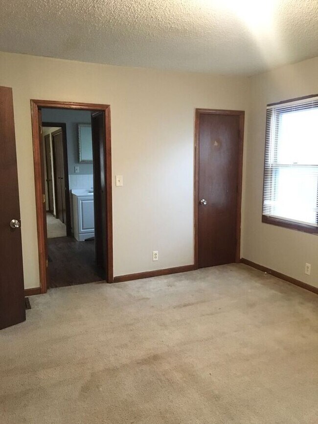Building Photo - 3 bedroom / 1 bath house for rent - $1100-...