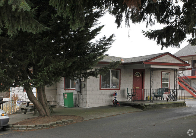 Building Photo - Fairway Apartments