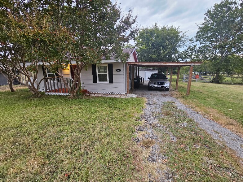 Building Photo - 900 Crazy Horse