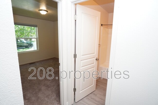 Building Photo - 201 W Lava Falls Dr