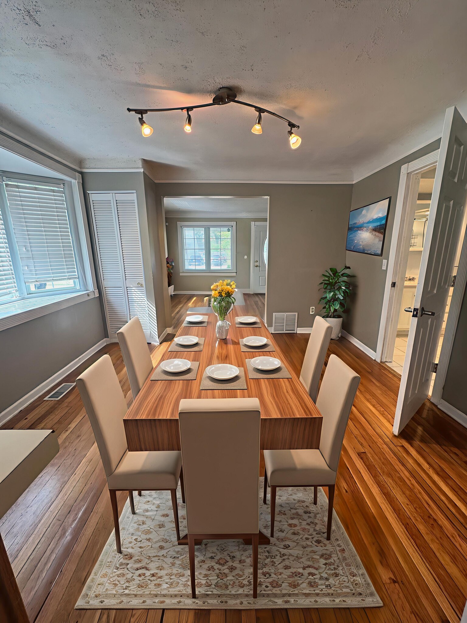 Building Photo - 1525 Wyandotte Ave