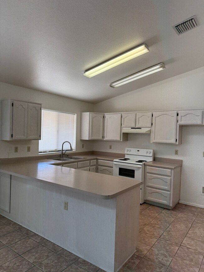 Building Photo - 3 Bed 2 Bath home in the highly desirable Northwest Tucson area. New paint and Carpet!