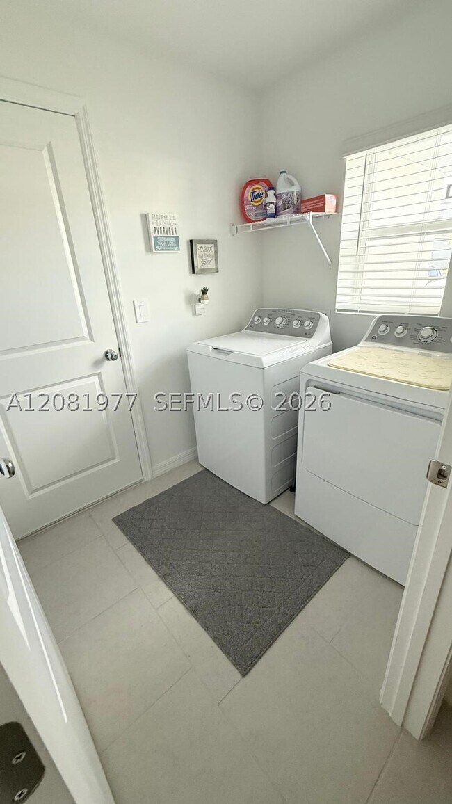 Building Photo - 12119 E Pine Pkwy