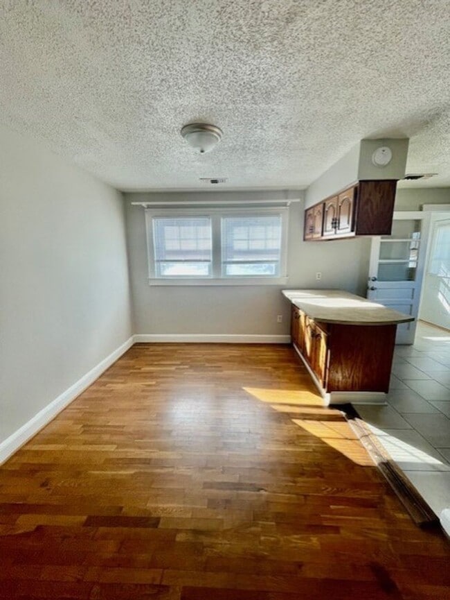 Building Photo - Welcome to this charming 2-bedroom, 1-bathroom house located in the desirable city of Charlotte, NC