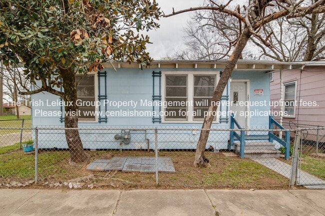 Building Photo - Near Downdown Pineville large 2/1 freshly painted.