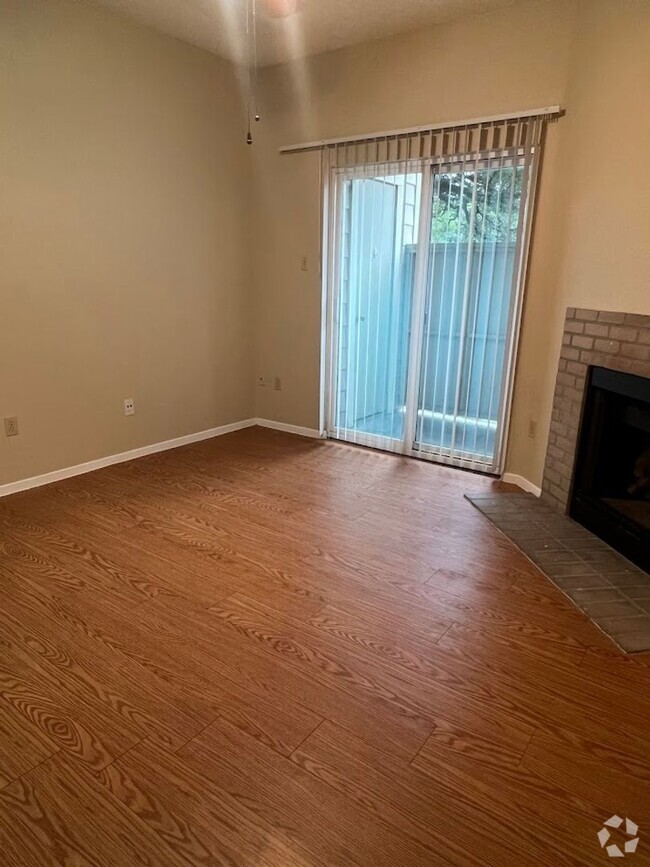 Building Photo - Hyde Park Oaks 106 - 1 Bed 1 Bath