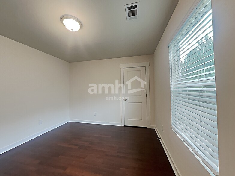 Building Photo - 467 Camp dr