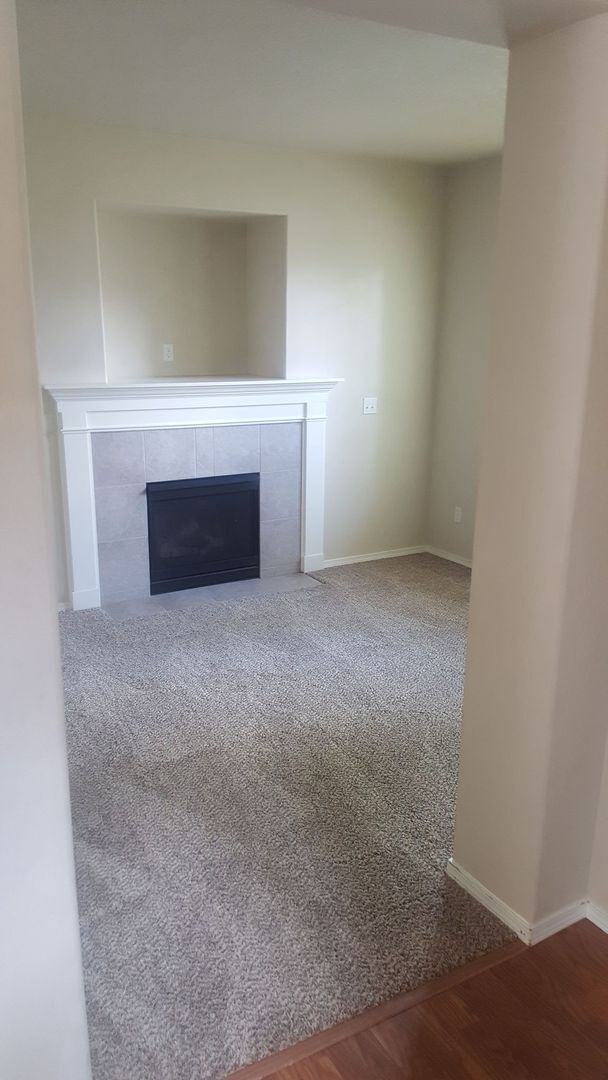 Building Photo - 3 bedroom Home - Quiet  - with courtyard -...