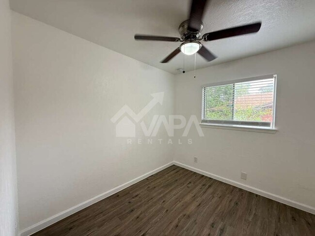 Building Photo - 5419 Lk Grv Dr