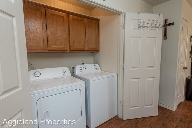 Building Photo - 3 br, 2.5 bath House - 1261 Flying Ace Circle