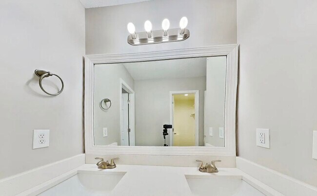 Building Photo - Chic & Comfortable 3-Bedroom Property Ready to Move In