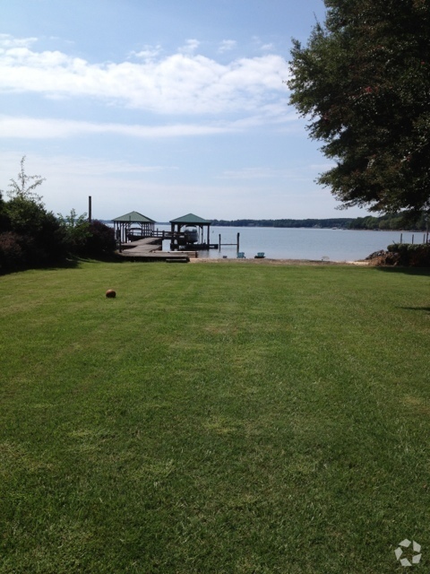 Building Photo - Lake Front Living