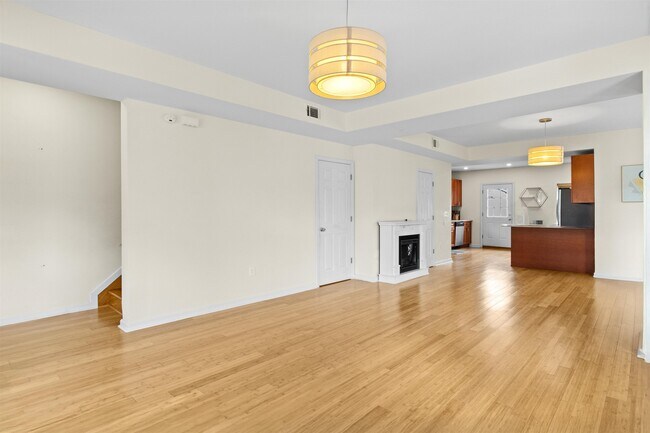 Building Photo - 37 E 35th St