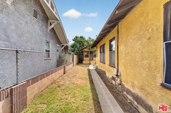 Building Photo - 5008 S Wilton Pl