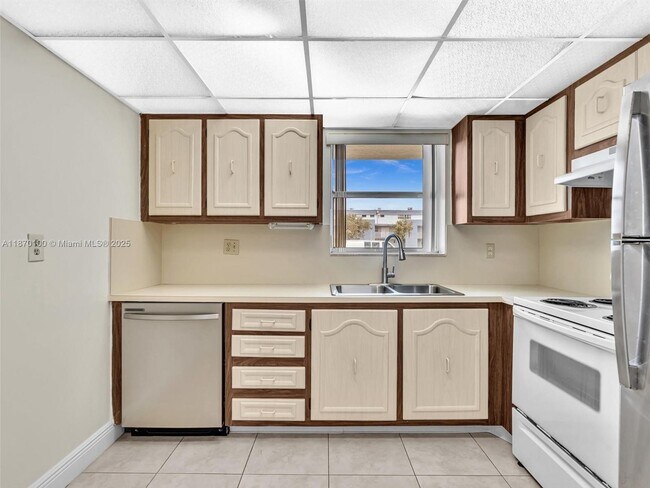 Building Photo - 9367 Fontainebleau Blvd