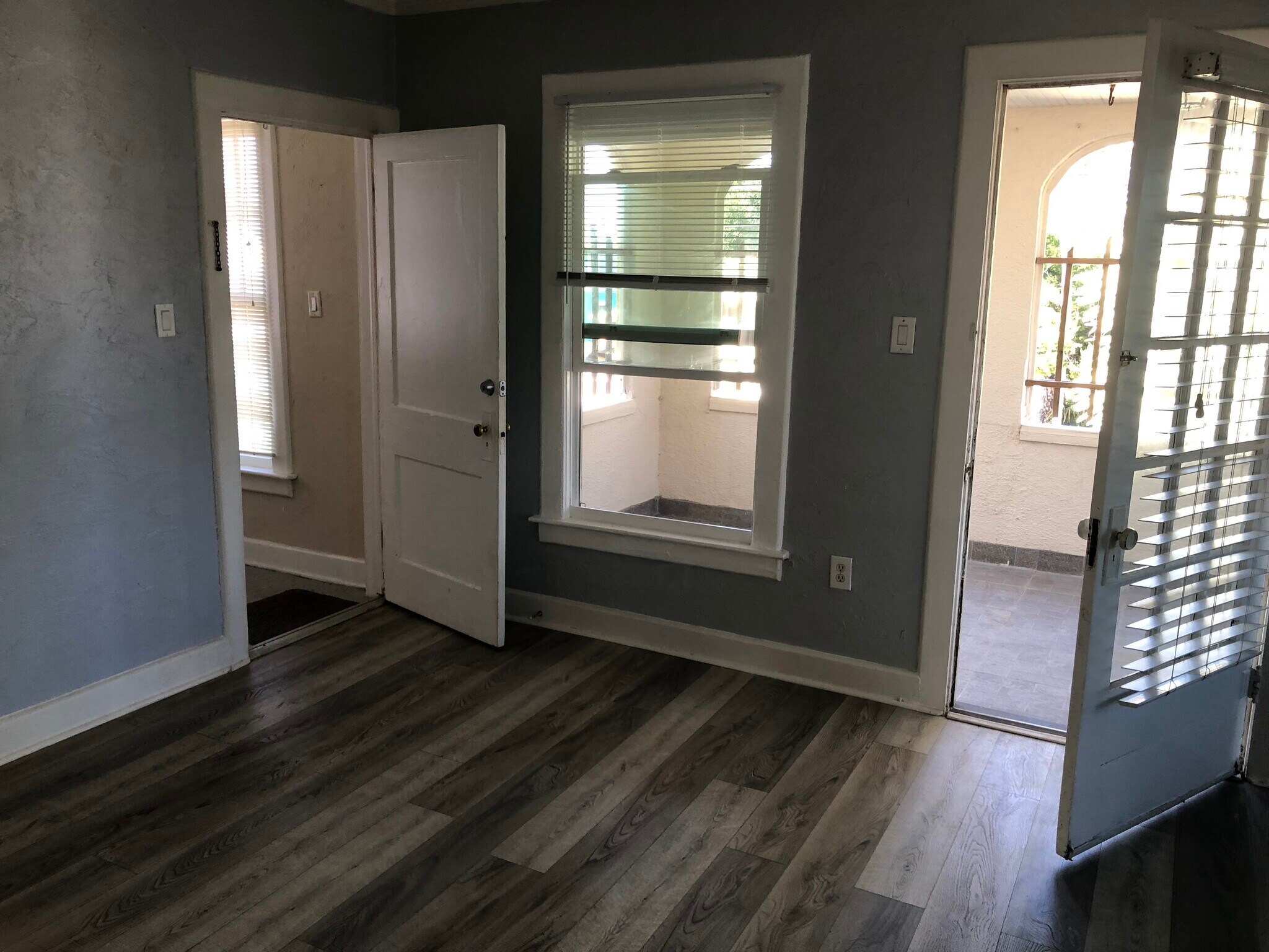 Building Photo - 418 Goodall Ave