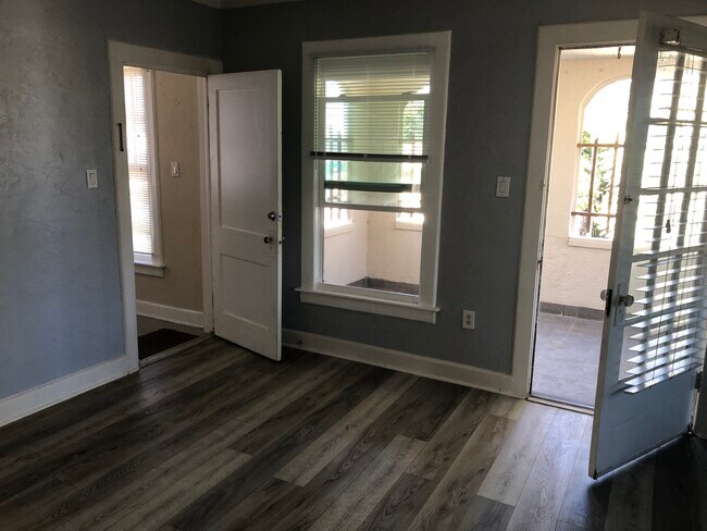 Building Photo - 418 Goodall Ave