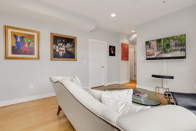 Building Photo - Lovely 2 BR/ 2 BA Condo in Adams Morgan!