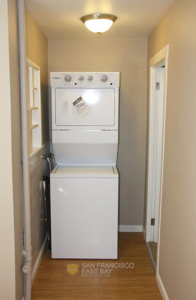 Building Photo - Captivating 2bd/1ba House with Garage/Work...