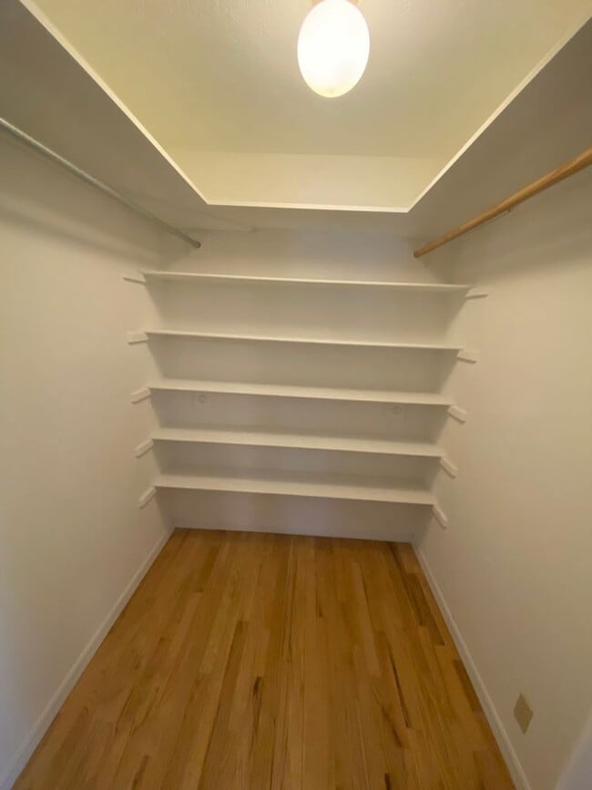 Building Photo - Large 4-Bedroom