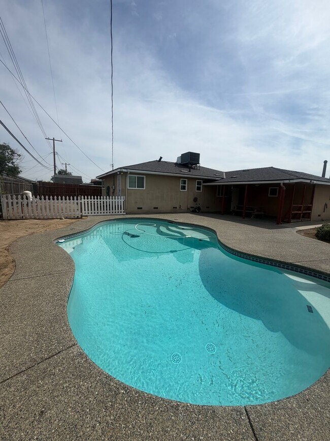 Building Photo - 3 bedroom 2 bathroom in North Hanford