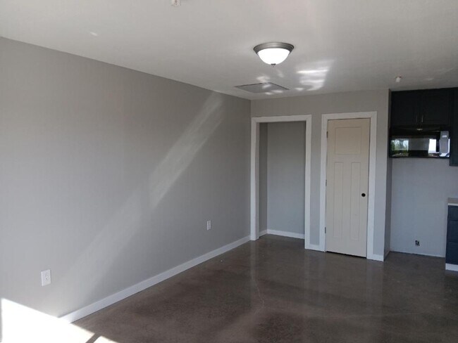 Building Photo - Charlotte place