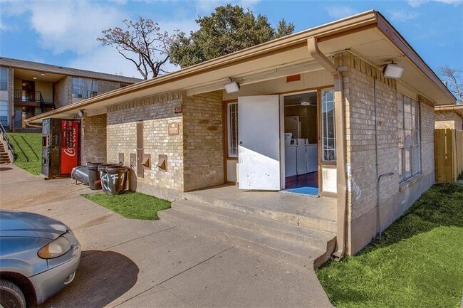 Building Photo - 2704 S Cockrell Hill Rd