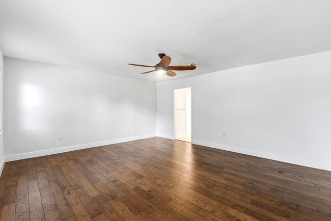 Building Photo - 4810 Bayou Vista Dr