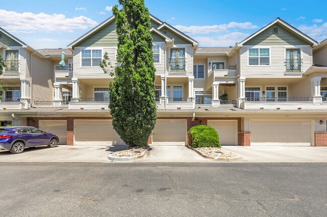 Building Photo - $2,595- 3 Bed, 3 Bath Updated Townhouse wi...