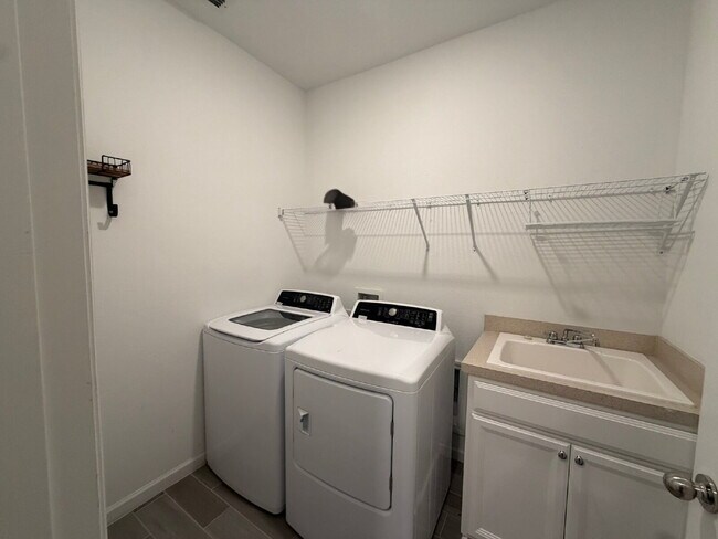 Building Photo - Highland Chase 3-Car Garage