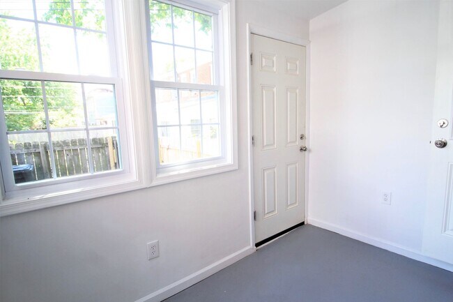 Building Photo - Townhouse Two Blocks to Braddock Rd Metro Station