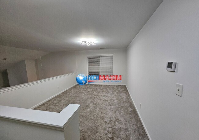 Building Photo - Spacious, open floor plan home in a very c...
