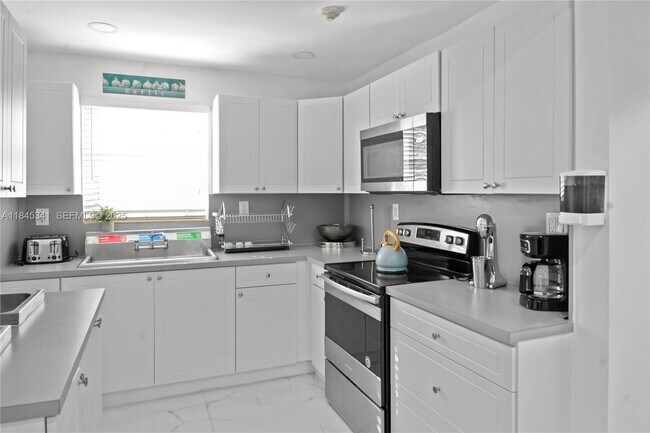 Building Photo - 1310 SW 76th Ave