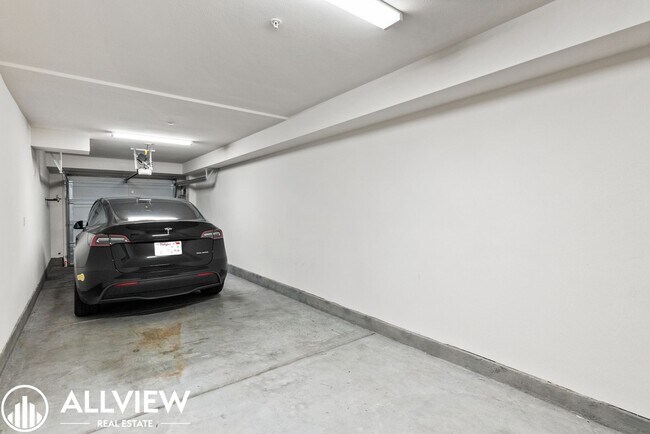 Building Photo - Bright & Upgraded 2 bedroom Anaheim Townhome in Prime Location!