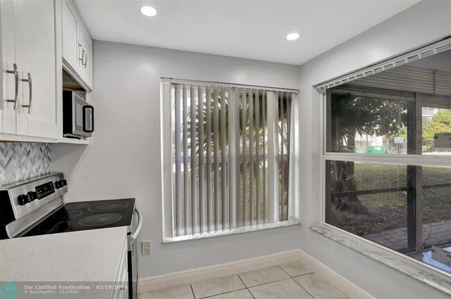 Building Photo - 4156 Inverrary Dr