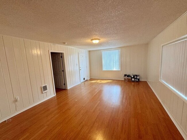Building Photo - Perfect 2 spacious bedroom, 1 bath home in...