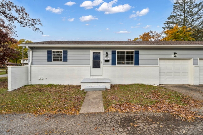 Building Photo - 231 Randel Ave