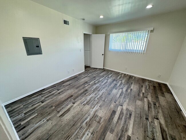 Building Photo - 5382 Circle Dr