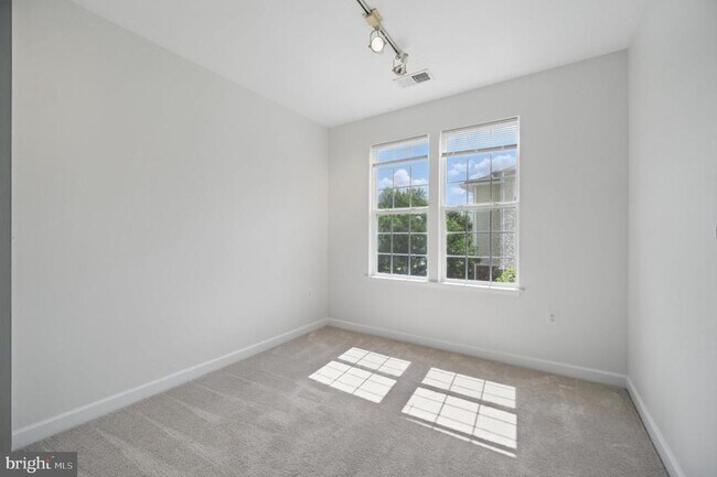 Building Photo - 42496 Mayflower Terrace
