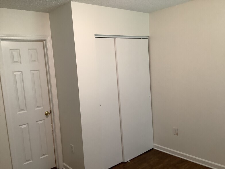 Building Photo - 6527 Forest Cross Dr