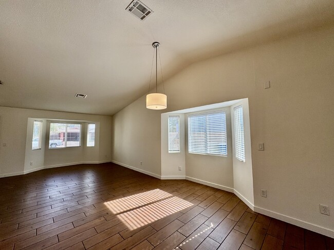 Building Photo - Midvale beauty 3 bed 2 bath