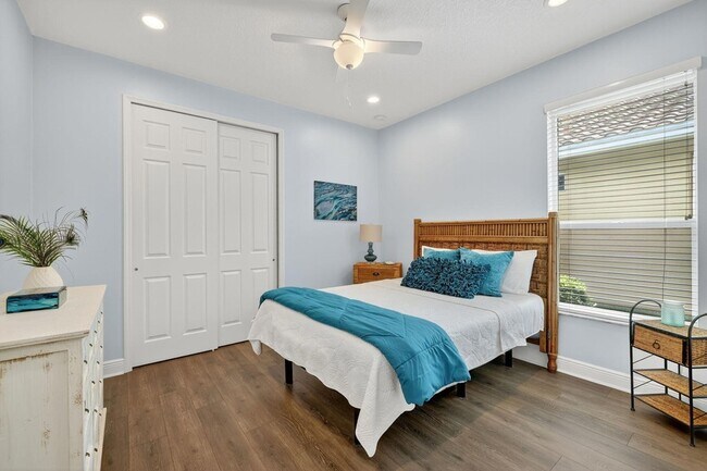 Building Photo - 9624 SW Royal Poinciana Dr