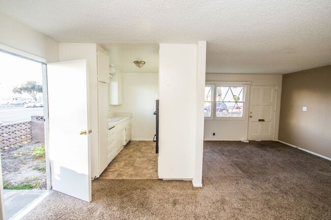 Building Photo - Charming Light Filled Ventura 2 Bd Cottage...