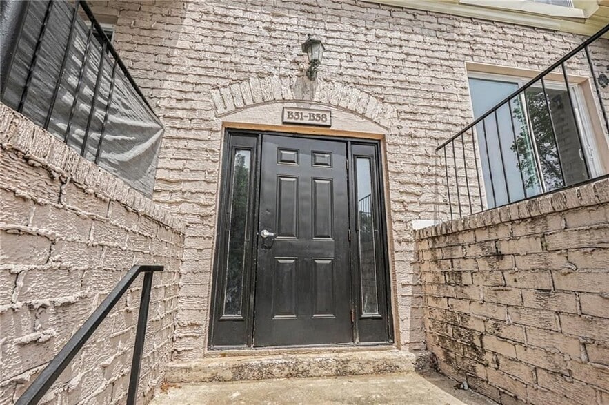 Building Photo - 2805 Northeast Expy