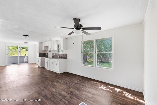 Building Photo - 720 Edgebrook Dr