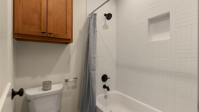 Building Photo - 402 E Ash Dr