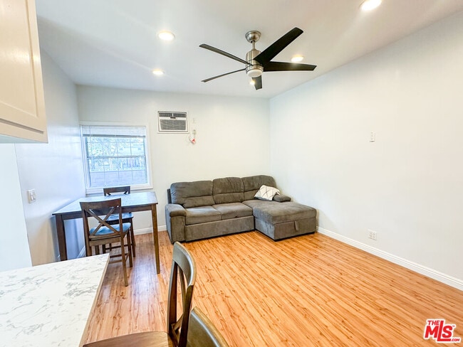 Building Photo - 1413 Paloma St