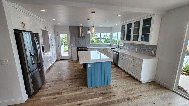 Building Photo - 4 bedroom, 2.5 bathroom home in the desirable Mt Soledad neighborhood.