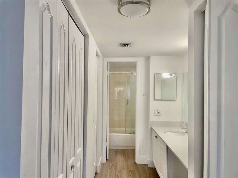 Building Photo - 721 N Pine Island Rd