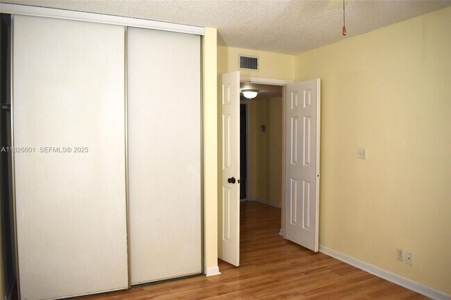 Building Photo - 4459 Carambola Cir S